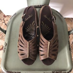 Dansko size 40 brown Rowena Crazy Horse style shoe